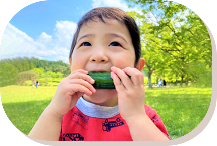 野菜にかじりつく子供